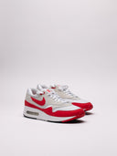 Sneakers Nike Air in bianco e rosso con dettagli iconici.