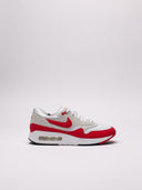 Sneakers Nike Air in bianco e rosso con dettagli iconici.
