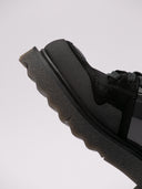 Primo piano di sneakers Off-White nere con dettagli in suede e suola dentellata