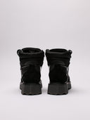 Primo piano di sneakers Off-White nere con dettagli in suede e suola dentellata