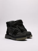 Primo piano di sneakers Off-White nere con dettagli in suede e suola dentellata