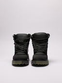 Primo piano di sneakers Off-White nere con dettagli in suede e suola dentellata