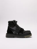 Primo piano di sneakers Off-White nere con dettagli in suede e suola dentellata