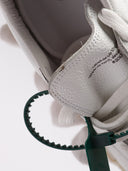 Dettaglio linguetta rovinata scarpa destra Off-White