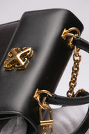 Borsa elegante in pelle nera Off-White con dettagli metallici dorati.