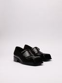 Mocassino RAF SIMONS in pelle lucida nera, vista diagonale