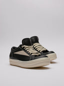 Sneaker Rick Owens nere vista di tre quarti
