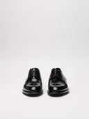 Scarpe derby in pelle lucida nera, vista frontale 
