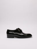 Scarpe derby in pelle lucida nera, vista laterale.