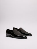 Raffinate slippers Saint Laurent in vernice nera con dettaglio elegante.