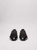 Raffinate slippers Saint Laurent in vernice nera con dettaglio elegante.