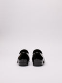 Raffinate slippers Saint Laurent in vernice nera con dettaglio elegante.