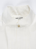 Dettaglio colletto camicia Saint Laurent con etichetta