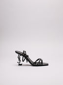 Sandali Saint Laurent in pelle nera con fascette sottili e tacco a logo.