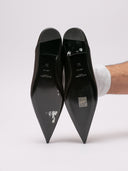 Immagine delle suole della ballerina Saint Laurent con segni di usura.