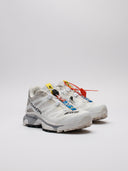 Sneaker Salomon bianche vista di tre quarti