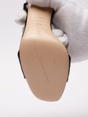 Dettaglio taglio suola sandalo sinistro Tom Ford