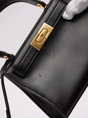Graffi evidenti sul fronte borsa Tory Burch