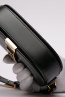 Borsa Versace in pelle nera con dettagli dorati 
