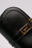 Borsa Versace in pelle nera con dettagli dorati; immagine lato anteriore 