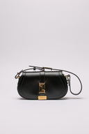 Borsa Versace in pelle nera con dettagli dorati; immagine lato anteriore.