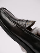 Mocassino VISVIM nero in pelle con logo, vista imperfezione